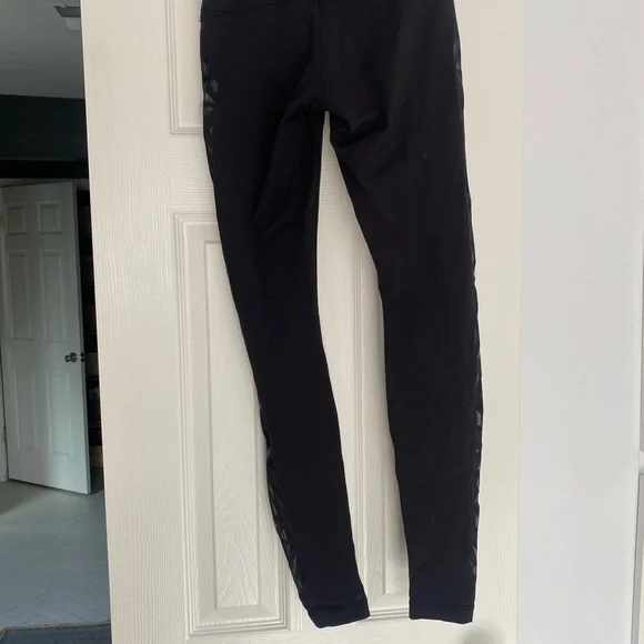 lululemon size 4 tribal leg pants - Picture 2 of 5